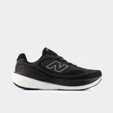 Championes de running New Balance 1080 v15, color negro con suela blanca. Presentan parte superior de malla transpirable, tecnología de amortiguación Infinion en la mediasuela y detalles reflectantes.