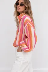 Campera bomber de diseño ligero, con estampado de rayas verticales multicolor en tonos rosado, naranja, fucsia y beige. Presenta cuello alto, cierre frontal completo y mangas largas abullonadas con puños elastizados.