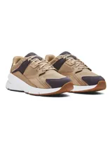 Championes Under Armour modelo Forge 96 Reissue, con diseño inspirado en los años 90. Presenta una combinación de tonos tierra, beige y detalles en marrón oscuro, confeccionados con una parte superior de malla y cuero nobuk. Incluye una entresuela blanca gruesa para mayor amortiguación y una suela exterior de goma.