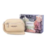 Monedero de mano con diseño rectangular y textura granulada, marca Lincoln's. Cuenta con cierre perimetral, bolsillo frontal con cierre y correa de muñeca integrada.