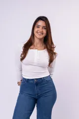 Remera de manga larga color blanco, confeccionada en algodón con lycra, con cuello redondo y detalle de cuatro botones frontales.