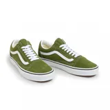 Championes Vans modelo Old Skool color verde oliva, con la icónica banda lateral blanca, confeccionados en una combinación de gamuza y lona, con suela de goma vulcanizada.