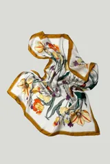 Pañuelo cuadrado de seda con estampado botánico de flores y mariposas sobre fondo blanco y borde color mostaza.