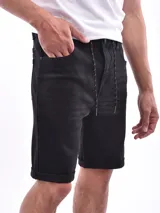 Bermuda de jean de corte slim, color azul claro lavado, con roturas y cordón ajustable en la cintura. El ruedo está doblado.