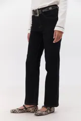 Pantalón de vestir color borgoña, de corte recto y tiro medio, con bolsillos laterales y traseros.