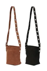 Cartera tipo bandolera de color negro, confeccionada en cuero sintético con acabado aterciopelado. Cuenta con una correa larga ajustable decorada con remaches metálicos circulares.