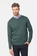 Suéter de tejido fino color azul marino, con cuello en V y manga larga. Presenta un pequeño logo bordado en el pecho.