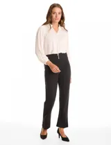 Pantalón de vestir negro con corte recto y tiro alto, confeccionado en tejido elastizado. Presenta una pretina trasera con detalle de ribete en cuero sintético y botones decorativos.