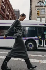 Falda midi de corte tubo confeccionada en tejido de punto con tacto suave y cintura elástica.