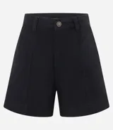 Short de mujer de sarga color beige claro, tiro alto, con pespunte contrastante en color blanco o crema. Presenta un corte regular y bolsillos delanteros y traseros.