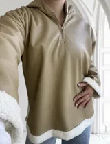 Buzo color beige de ecocuero con capucha, cierre frontal parcial y puños y ruedo con borde de piel sintética blanca.