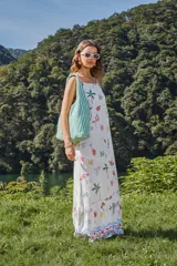 Vestido largo de rayón con estampado veraniego de palmeras, cócteles y limones. Presenta un corte evasé, cuello recto y breteles finos regulables.