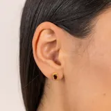 Aros de tornillo en plata 925 bañada en oro 18k con piedra granate rectangular.