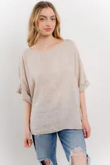 Blusa de lino color fucsia, con silueta amplia y relajada, escote redondo y mangas 3/4 con vuelta.