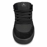 Zapatillas Airwalk modelo Brook Total Black, completamente de color negro, con diseño urbano de caña baja, pasadores de cordones y suela de goma.