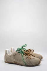 Zapatilla urbana de cuero en color tostado, con diseño liviano, mezcla de texturas y cordones intercambiables.