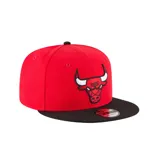 Gorra New Era modelo 9Fifty con diseño de los Chicago Bulls. Presenta corona roja con el logo del equipo bordado en el frente y visera plana de color negro. Cuenta con cierre snapback ajustable en la parte posterior.