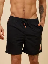 Short de baño de color liso con cintura elástica ajustable mediante cordón y detalle de parche con logo en la parte inferior.