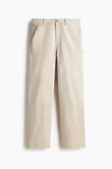 Pantalón estilo carpenter de sarga de algodón, con corte recto y ajuste estándar. Presenta costuras reforzadas sobre y bajo las rodillas, bolsillos laterales, bolsillos traseros, trabilla funcional y bolsillo cargo con doble compartimento.