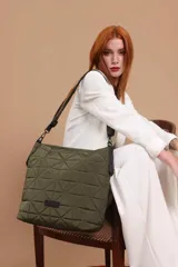 Cartera capitoneada color beige, con diseño geométrico y asa resistente. Amplia y cómoda, ideal para el uso diario.