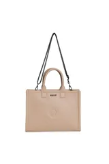 Cartera tipo tote color bordó de cuero sintético con textura granulada, doble asa de mano y correa larga ajustable. Cuenta con un círculo grabado en relieve con diseño y texto al frente.