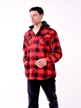 Campera tipo camisa de franela a cuadros rojos y negros con capucha gris de algodón y forro interior de piel sintética color crema.