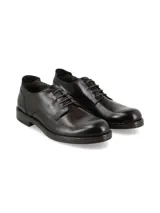 Zapato de cuero 100% italiano marca RKF modelo Ford, de color marrón oscuro. Presenta diseño clásico tipo derby con cordones y suela de poliuretano.