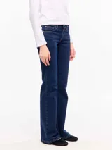 Jean de tiro bajo color azul oscuro, con diseño de cinco bolsillos, pierna ajustada y corte bootcut. Confeccionado en denim de algodón con lycra y lavado clásico oscuro.
