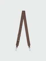 Correa ajustable marrón para cartera, modelo Le Pliage Xtra de Longchamp, confeccionada en lona con inscripción de la marca en relieve y detalles de cuero en los extremos. Cuenta con herrajes metálicos plateados y ganchos de mosquetón.