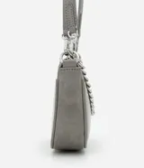 Cartera tipo baguette color gris, confeccionada en poliuretano con acabado mate. Presenta un diseño minimalista con cierre superior por cremallera, una cadena decorativa plateada en el frente y una correa larga ajustable y desmontable.