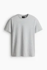Remera de algodón liviano color gris melange, de cuello redondo y mangas cortas, con corte estándar.