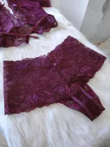 Conjunto de lencería compuesto por un top de encaje y microtul con mangas cortas y escote profundo, y una bombacha tipo hipster de tiro alto confeccionada en encaje con refuerzo de algodón.