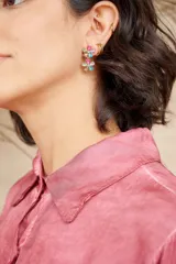 Aros colgantes dorados con forma de flor doble, con incrustaciones de cristales de colores rosa, verde, celeste y amarillo.