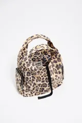 Bolso bandolera de estructura blanda marca Bimba y Lola, confeccionado en nylon con estampado animal print de leopardo. Presenta doble asa de mano integrada, correa de tejido negra regulable y extraíble, bolsillos laterales con cierre y logo metálico de la marca en el frente.