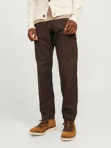 Pantalón cargo marrón de corte relajado, con cierre de gancho y cremallera, bolsillos traseros, frontales y laterales, tiro medio y detalle de cordones en los dobladillos.