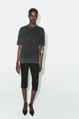 Camiseta de algodón con efecto lavado, cuello redondo y manga corta. Presenta un acabado con sutiles brillos integrados en el tejido y un corte regular.