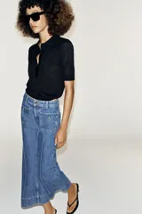 Jeans culotte de tiro alto, color azul, con pernera ancha, nervios marcados en el delantero y bolsillos de parche con botones metálicos. Cuenta con cierre frontal de cremallera y botón metálico.