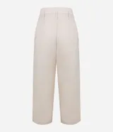 Pantalón carrot color beige confeccionado en tricolina con efecto empapelado, cierre tradicional y pliegues.