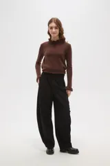 Pantalon de vestir negro de calce alto, con diseño barrel leg y pinzas frontales.