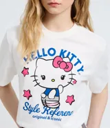 Remera de algodón color blanco con cuello redondo y mangas cortas. Presenta un estampado frontal con el personaje Hello Kitty, estrellas y la inscripción 'Hello Kitty Style Reference'.