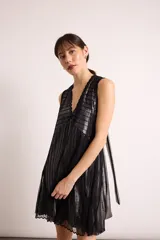 Vestido corto negro de doble tela, corte suelto y escote en V con detalle de puntilla.