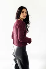 Buzo bordeaux de lurex con tajo delantero y mangas largas.