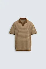 Polo de punto de algodón con corte regular fit, manga corta y cuello solapa con abertura frontal en forma de V. Presenta un diseño a rayas horizontales marrones y beige, con ribetes en color marrón oscuro en el cuello, puños y bajo.