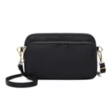 Cartera bandolera rectangular de nylon impermeable, con tres compartimentos con cierre y correa regulable.