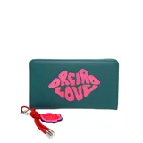 Billetera rectangular color verde petróleo con cierre perimetral. Presenta un estampado frontal en color rosa con la frase 'Oreiro Love' con forma de labios. Incluye un colgante decorativo con cordón rojo y dije de goma con la misma inscripción.