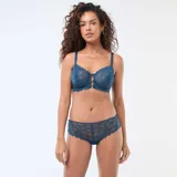 Shorty de encaje floral color azul, con diseño de tiro medio y terminaciones festoneadas en las piernas.