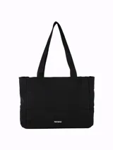 Bolso tipo tote color negro, con diseño acolchado horizontal y correas de hombro con el nombre de la marca grabado. Incluye una etiqueta pequeña con el logo de Terrano en la parte inferior.