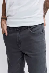 Pantalón de jean corte regular, color gris oscuro, con diseño de cinco bolsillos y cierre frontal con botón y cremallera.