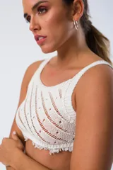 Musculosa blanca de viscosa con escote redondo y terminaciones de calidad.