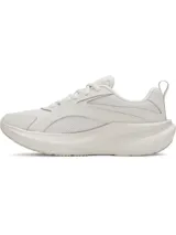 Championes de running Under Armour modelo Assert 11, color beige claro. Presentan una parte superior de malla transpirable con revestimientos de cuero sintético y el logo de la marca en el lateral. Cuentan con amortiguación Charged+ en la mediasuela y suela de goma resistente.